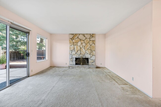 Building Photo - Beautiful Los Gatos home on an oversized l...