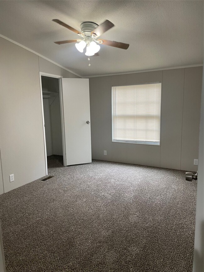 Building Photo - 15661 Deer Glen Ln