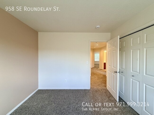 Building Photo - 958 SE Roundelay St