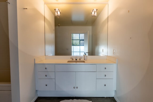 Building Photo - 530 Molino St