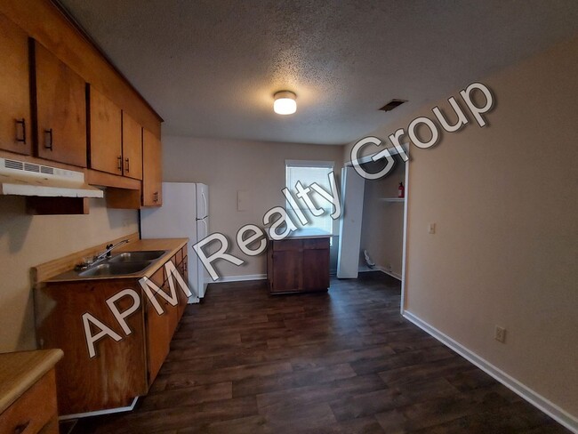Building Photo - Upstairs two-bedroom apartment
