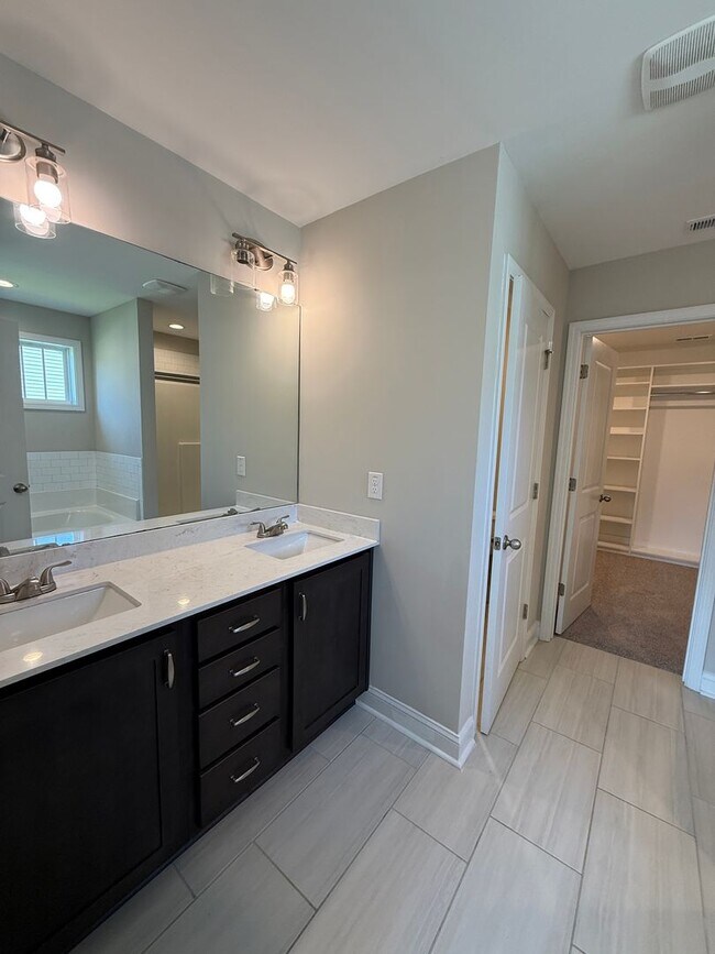 Building Photo - Stunning 4 Bed, 2.5 Bath Home in Cameron