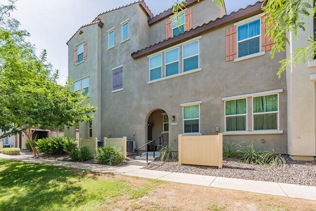 Building Photo - Great 3 Bedroom Townhome - NEW Carpet!
