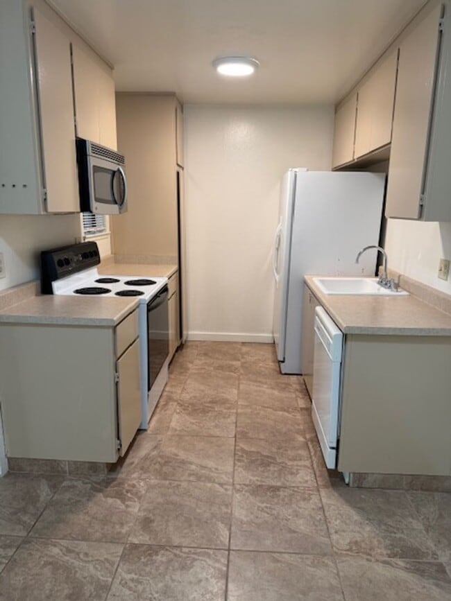 Building Photo - Great One Bedroom Condo Monterey