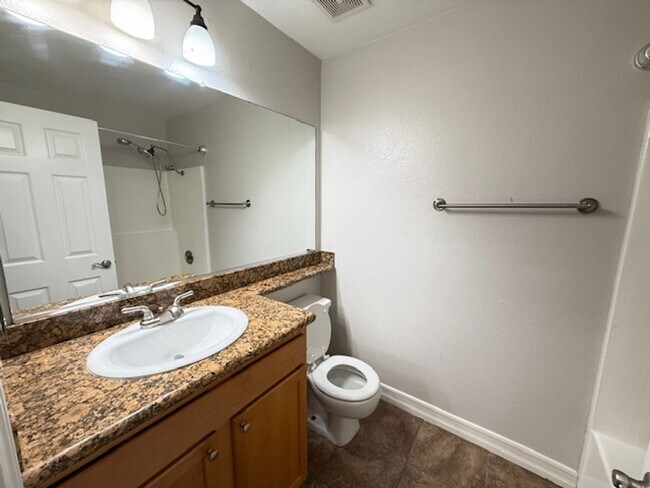 Building Photo - Beautiful 2-Bedroom Condo in Desirable Ran...