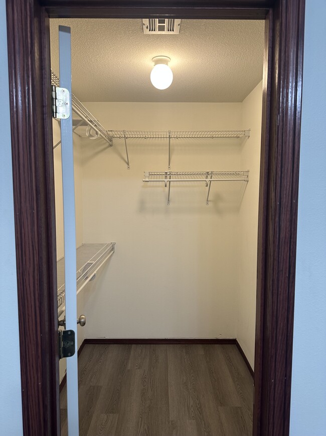 Building Photo - 913 Linden St