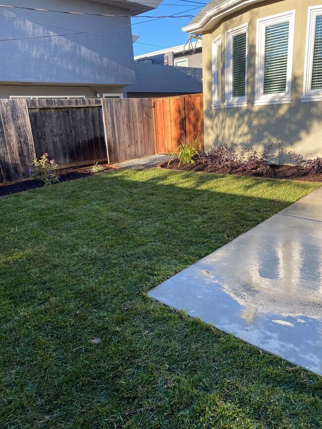 Building Photo - 616 N Claremont St