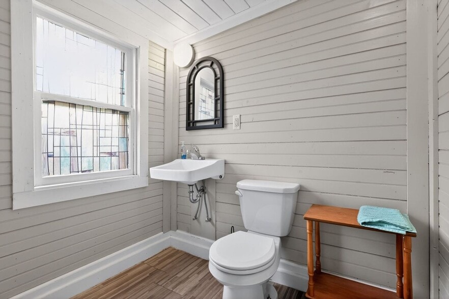 Building Photo - 992 N Maple St