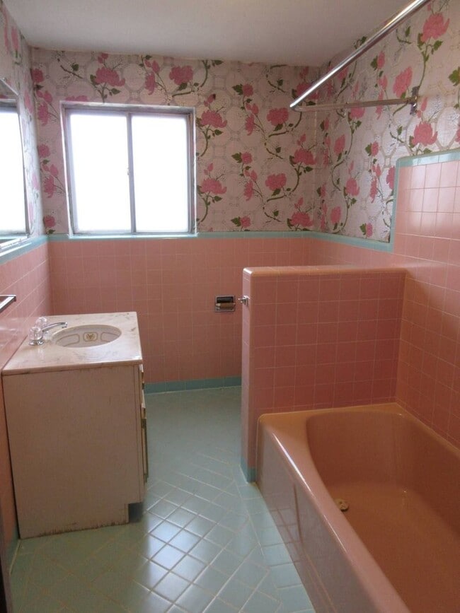 Building Photo - Spacious single level home with a retro feel - you must see!