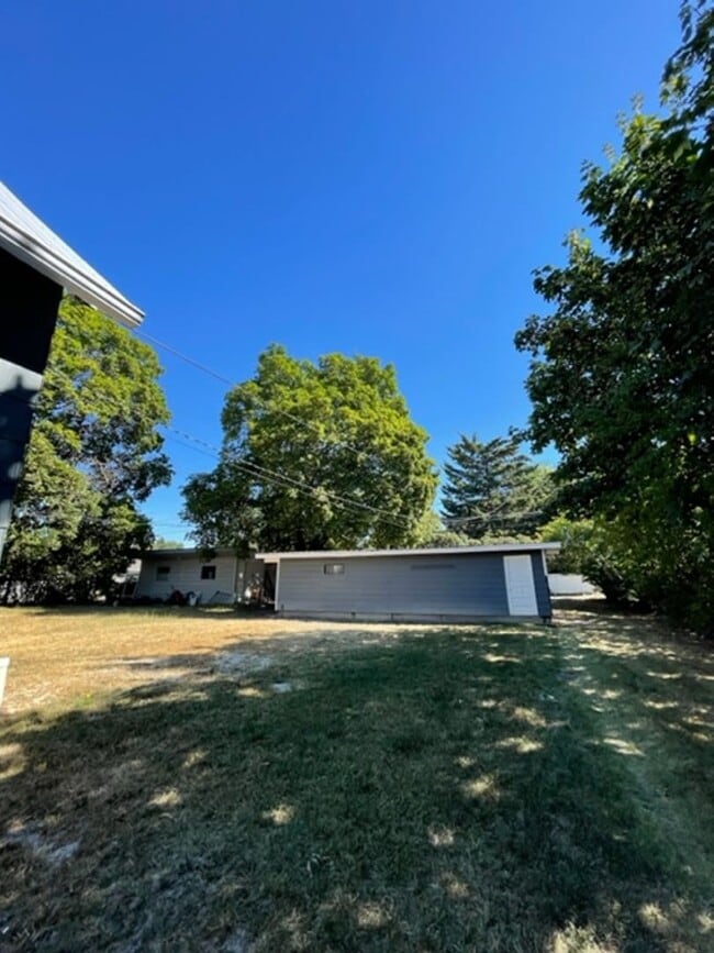 Building Photo - 3 Bedroom/ 1 Bathroom downtown home!