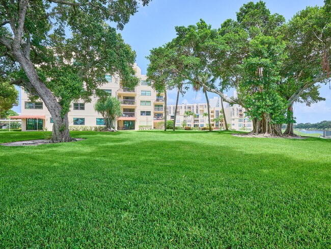 Building Photo - 374 Golfview Rd
