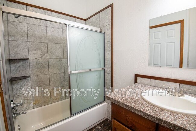 Building Photo - 920 13th St NE