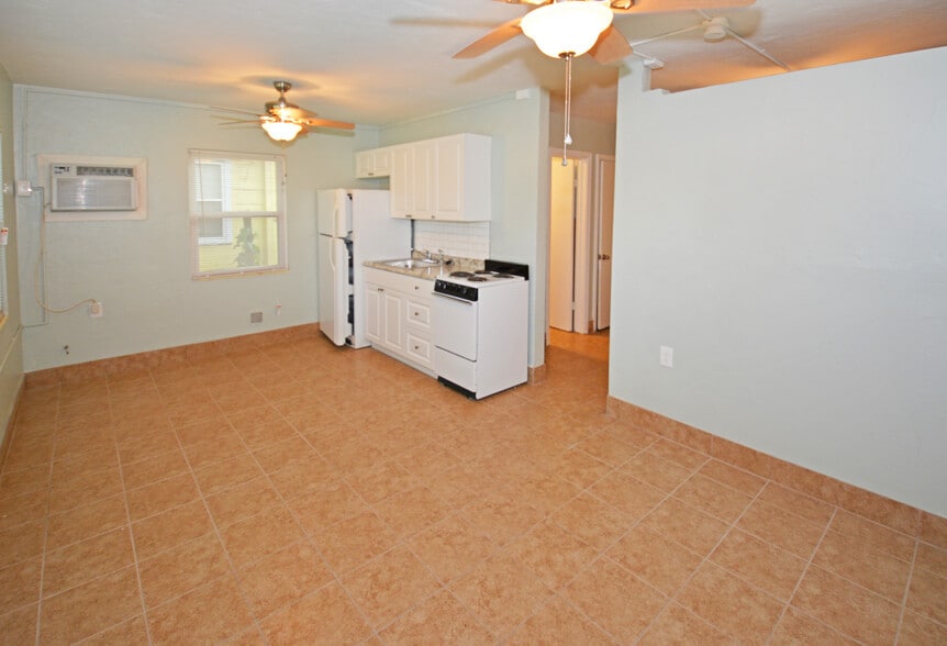 Building Photo - 5009 TANGERINE AVE S