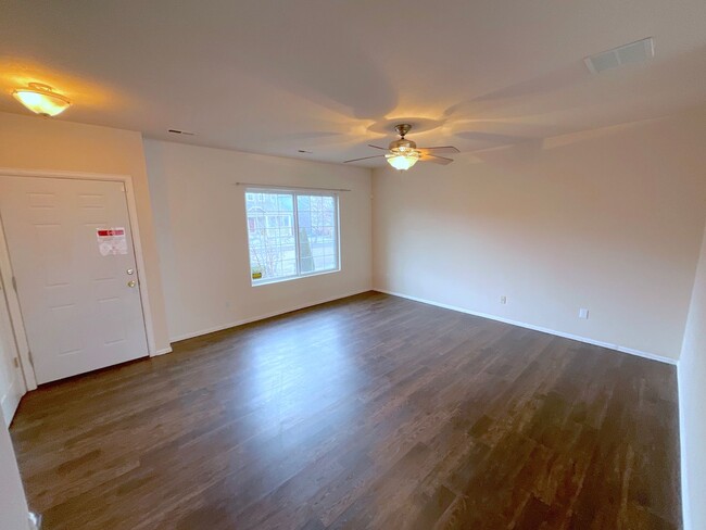 Building Photo - 3 Bedroom Home Available Near N Powers Blv...