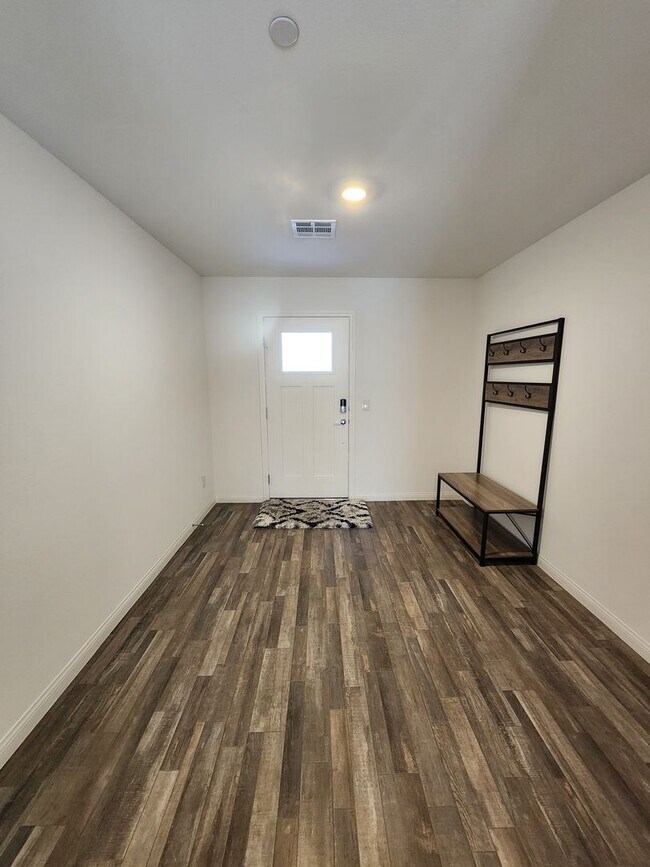 Building Photo - Charming 3BR/2.5BA Home in Las Vegas – Uti...