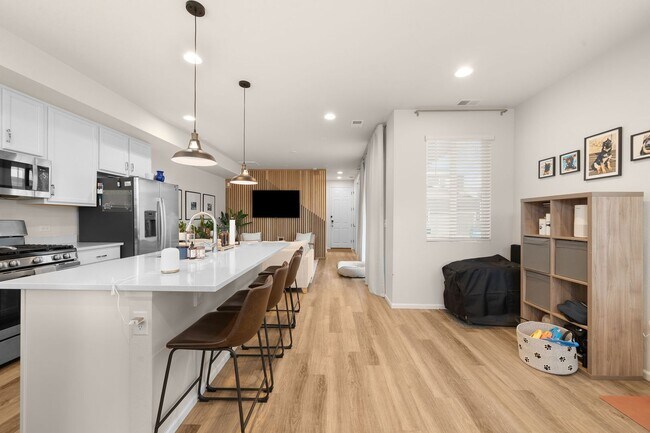 Building Photo - LUX 3BD, 2.5BA Aurora Highlands Townhome w...