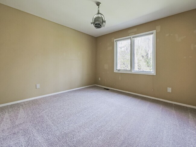 Building Photo - Welcome to this spacious single-family hom...