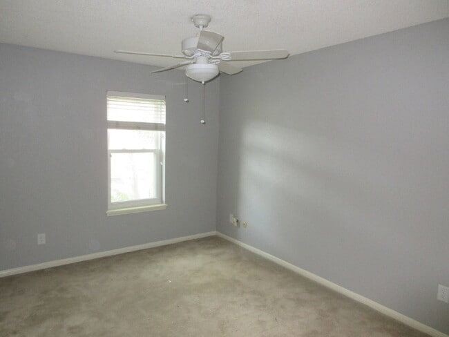 Building Photo - This charming 3-bedroom, 2.5-bath townhome in Memorial Club!