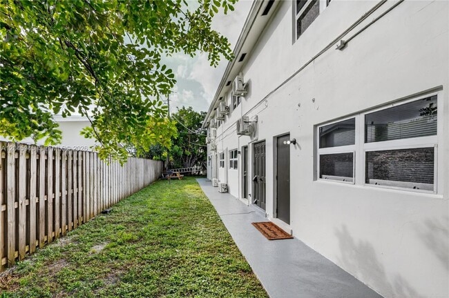 Building Photo - 1520 NE 56th St
