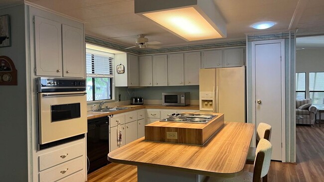 Building Photo - Large 2 Bedroom/2 Bath PALM HARBOR Manufactured Home in Cambridge 55+ Community In Hobe Sound Flo...