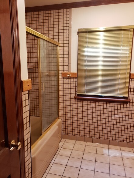 Building Photo - 1003 W 17th St