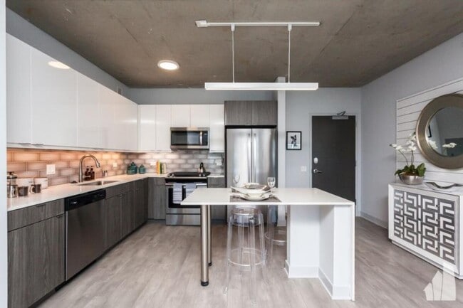 Building Photo - 2 bedroom in CHICAGO IL 60613