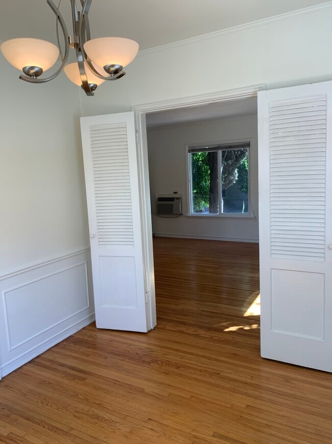 Building Photo - 416 N Doheny Dr