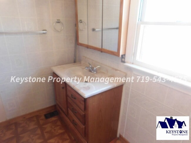 Building Photo - Small Dog Friendly! 3 Bedrooms / 1 Bath / 2 Car Detached Garage $1200/$1200