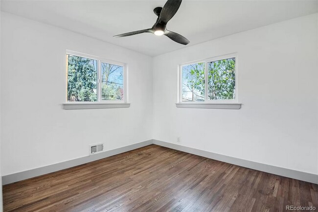 Building Photo - Gorgeous 5 Bedroom 2 1/2 Bathroom Littleto...