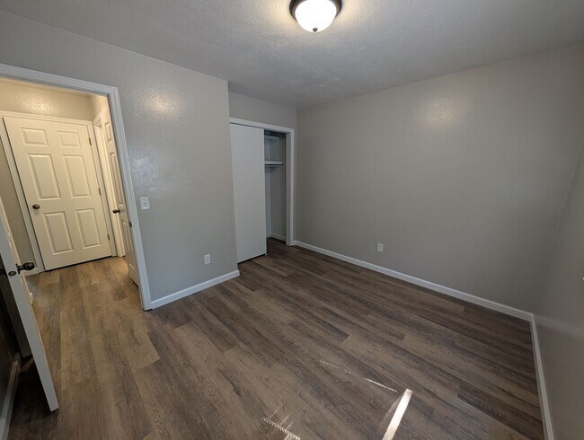 Building Photo - 301 E Palm Dr