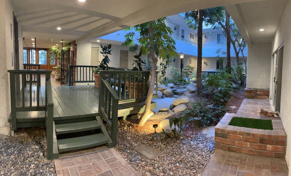 Courtyard - 1375 Kelton Ave