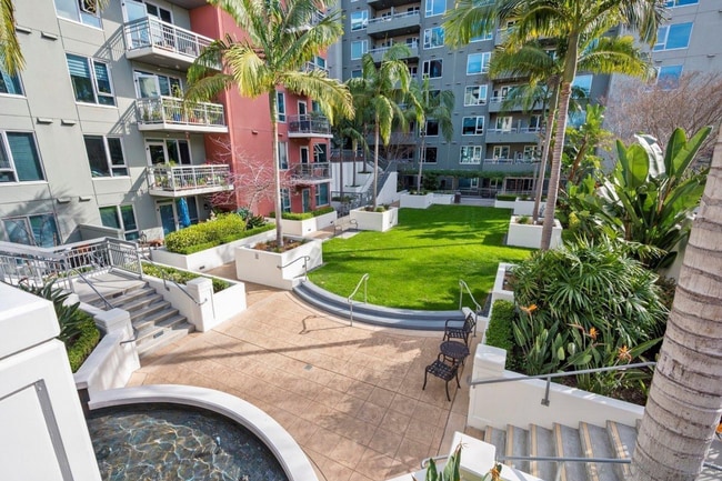 Building Photo - 300 W Beech St