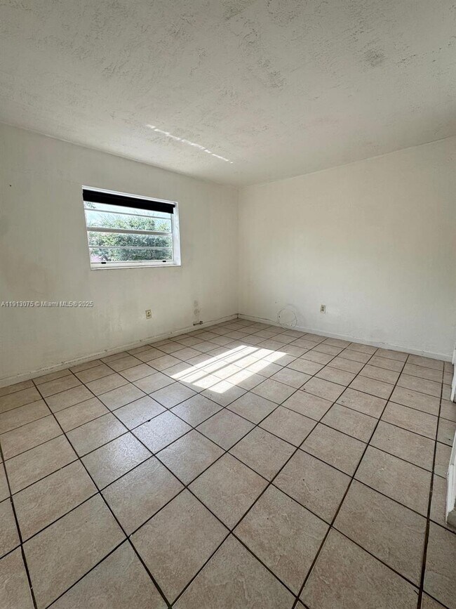 Building Photo - 1230 W 54th St