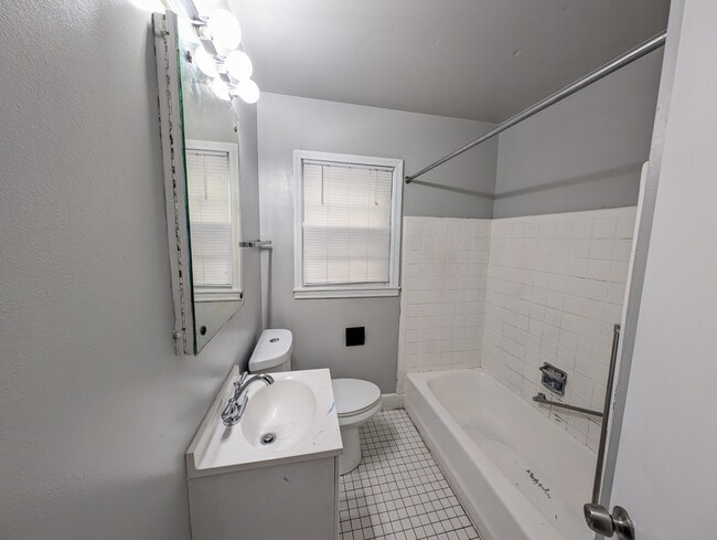 Building Photo - 1135 E 49th St