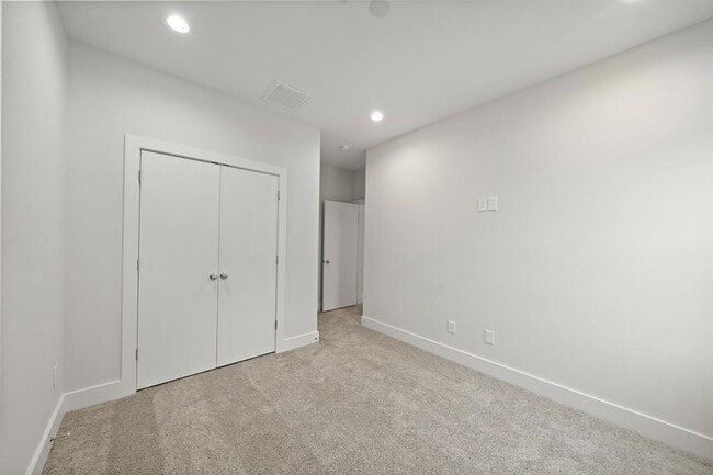 Building Photo - 833 Dorchester St