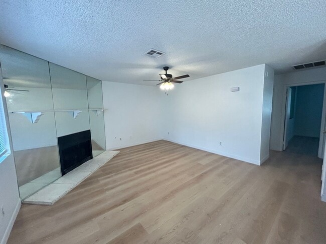 Building Photo - 2 Bedroom 2 bath Condo!