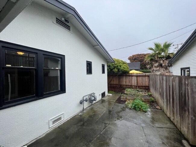 Building Photo - 2520 H St