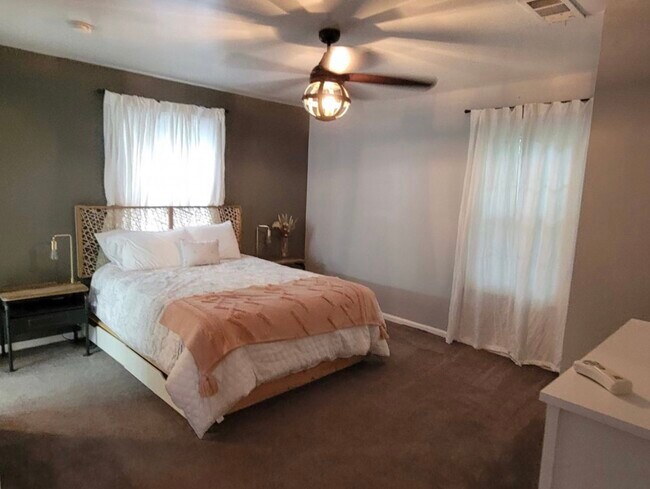 Building Photo - 1372 Lockwood Dr SW