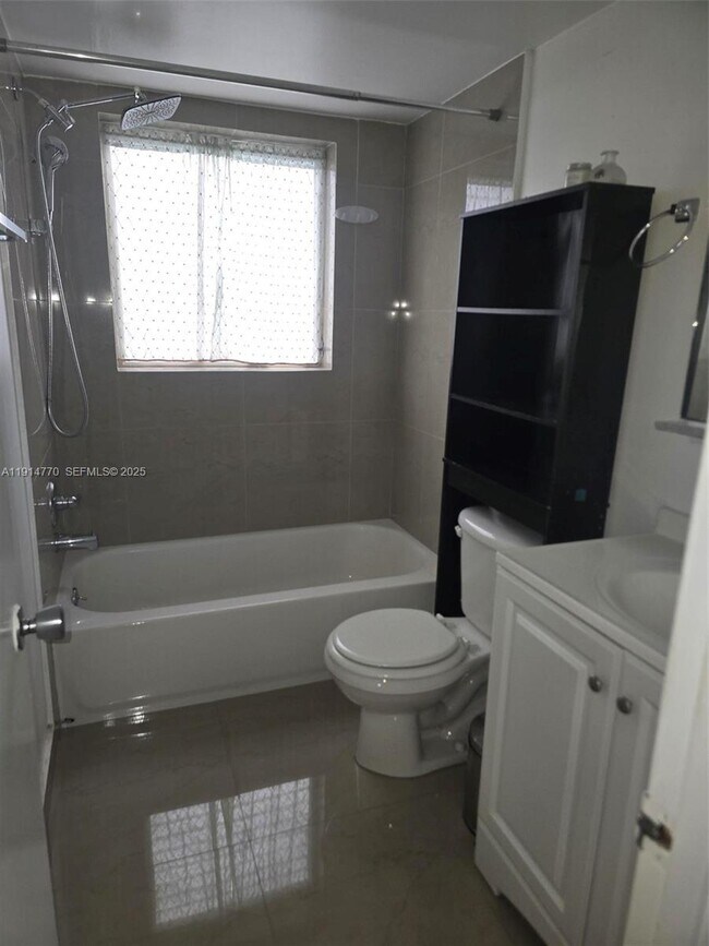 Building Photo - 1425 Arthur St