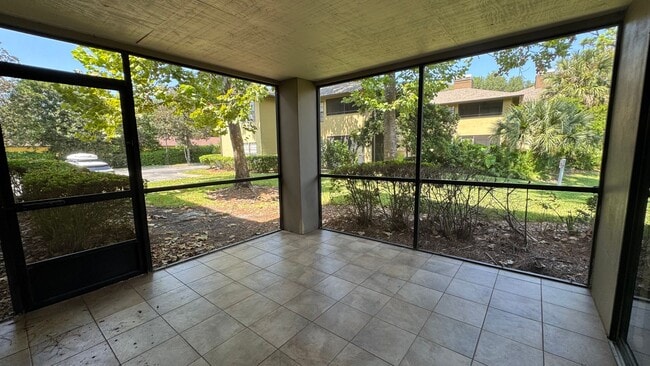 Building Photo - Welcome to Your Ground Floor 1 Bed, 1 Bath...