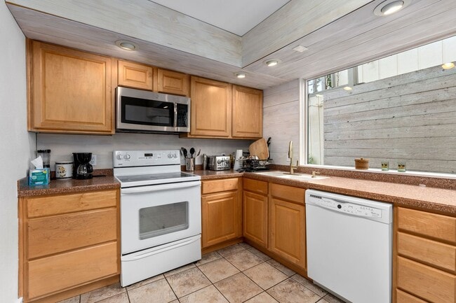 Building Photo - 215 Beauregard St