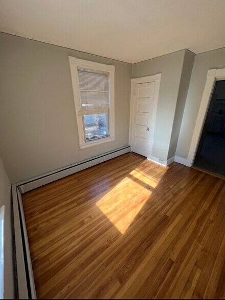 Building Photo - 132 Maple St