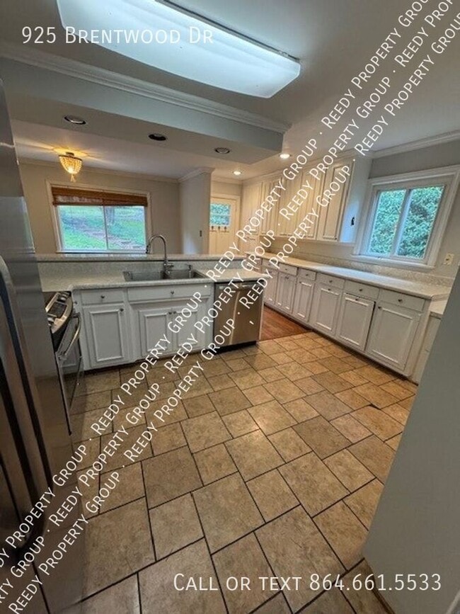 Building Photo - 925 Brentwood Dr