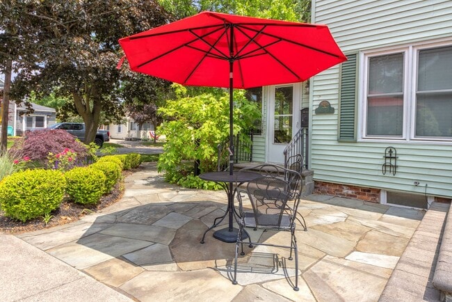 Building Photo - Charming Fully Furnished Three Bed, Two Ba...
