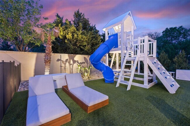 Building Photo - 105 Bisset Ct