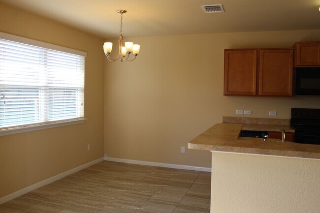 Building Photo - 1104 Jamestown Dr