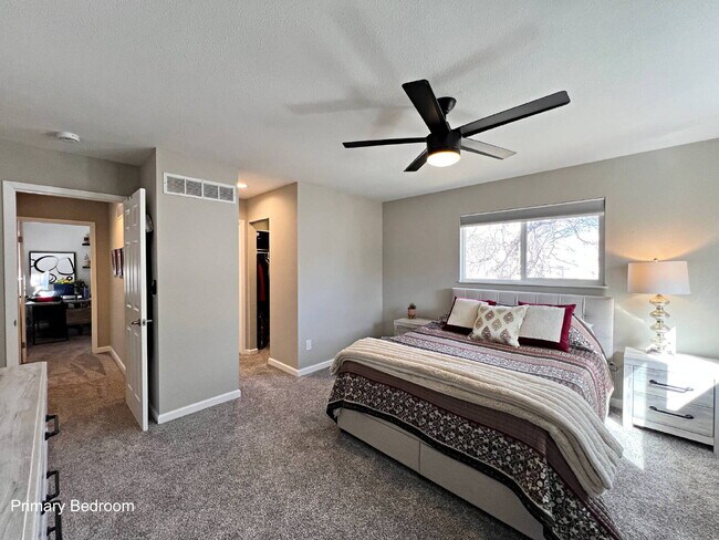 Building Photo - "Charming 2-Bed Townhouse Retreat on East Florida Ave with Spacious 1170 Sq Ft Layout!"