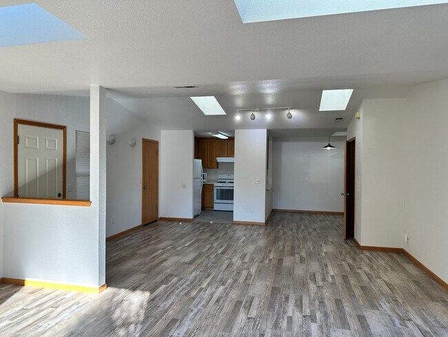 Building Photo - 1 Bedroom, 1 Bath Duplex – Sunny McKinleyville