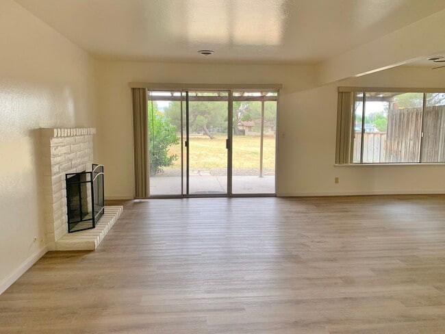 Building Photo - Quiet 2 Bedroom 2 Bathroom Townhouse in Ridgemark!!