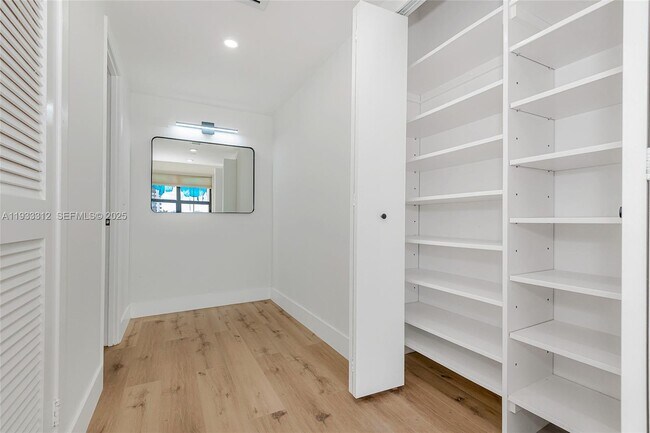 Building Photo - 2500 Parkview Dr